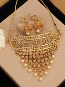 Gold-Plated White Kundan-Studded & Pearl Beaded Jewellery Set